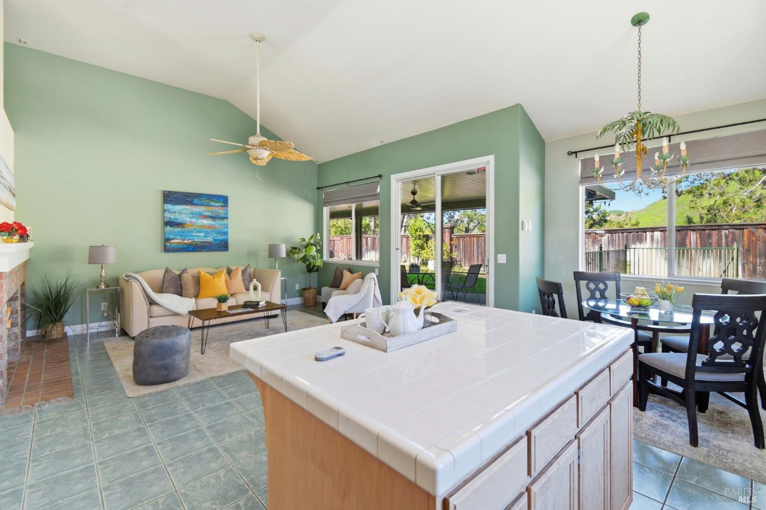 Detail Gallery Image 12 of 51 For 2707 Tuckaway Ct, Fairfield,  CA 94534 - 5 Beds | 3 Baths