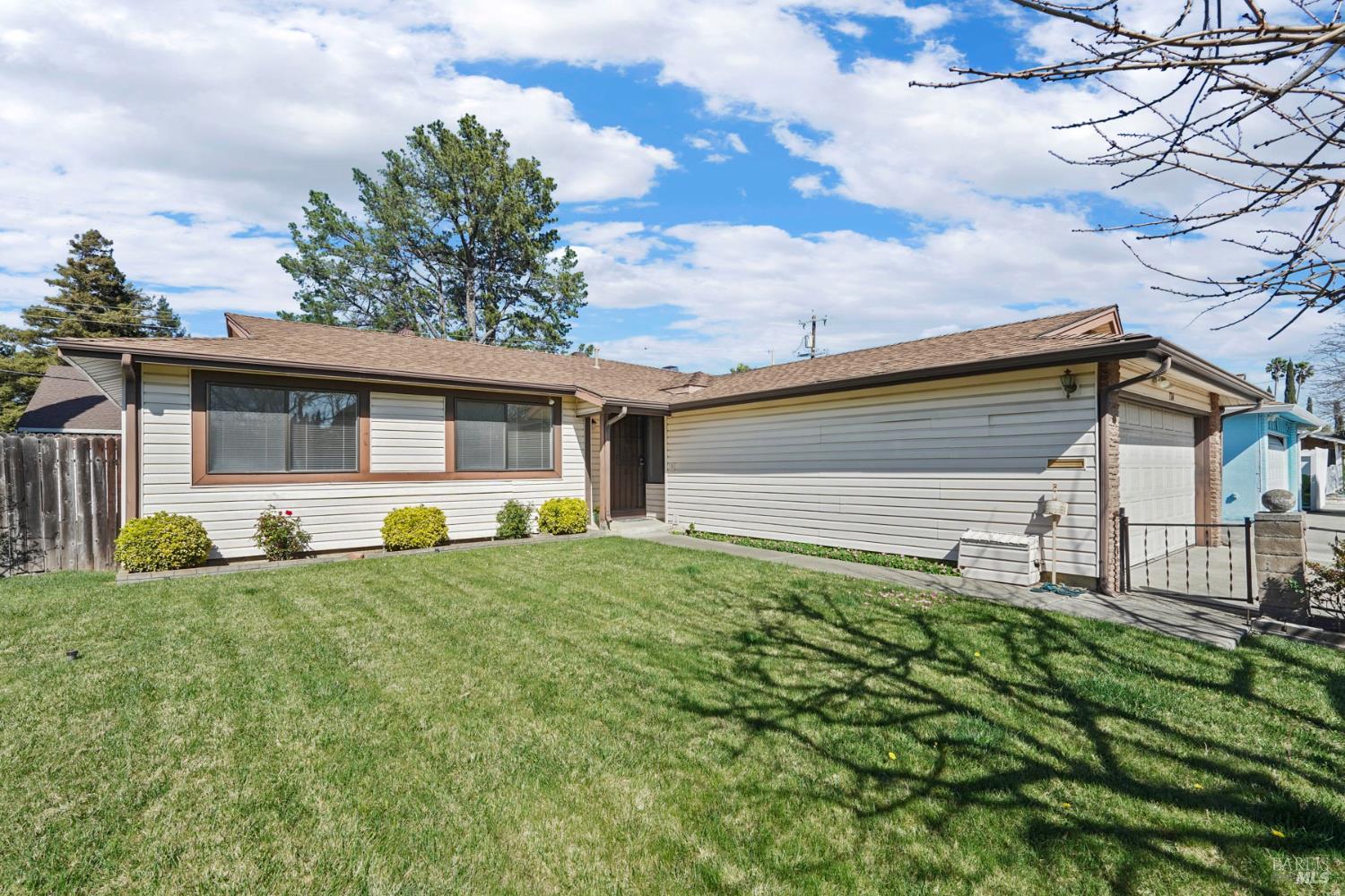 Detail Gallery Image 4 of 47 For 724 E Atlantic Ave, Fairfield,  CA 94533 - 4 Beds | 2 Baths