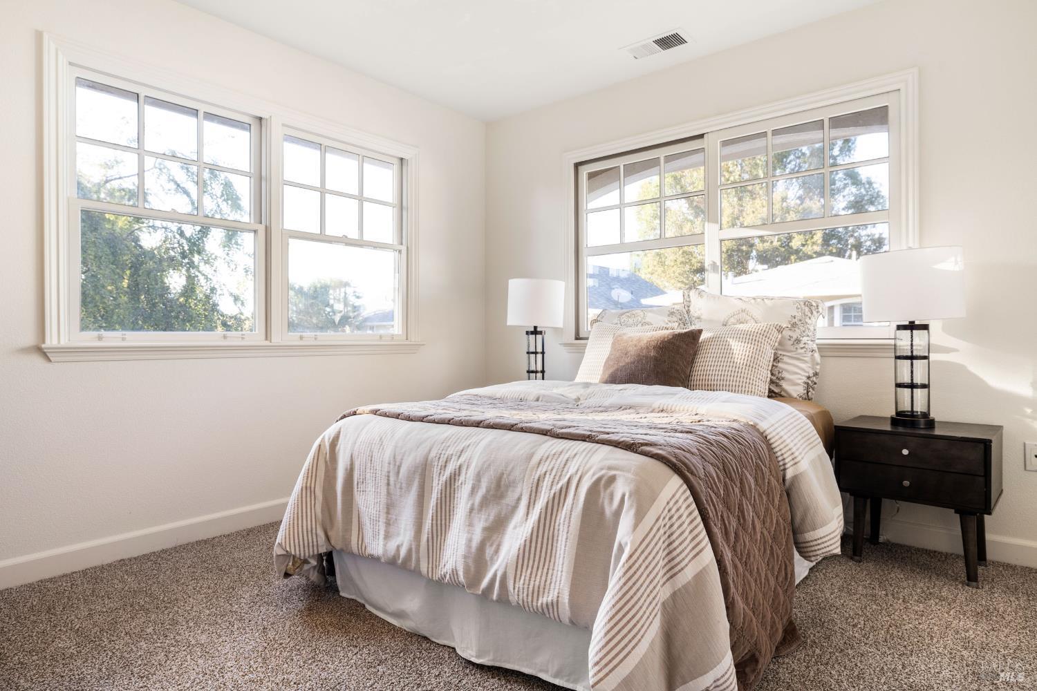 Detail Gallery Image 17 of 28 For 930 Martin Cir, Petaluma,  CA 94952 - 3 Beds | 2/1 Baths