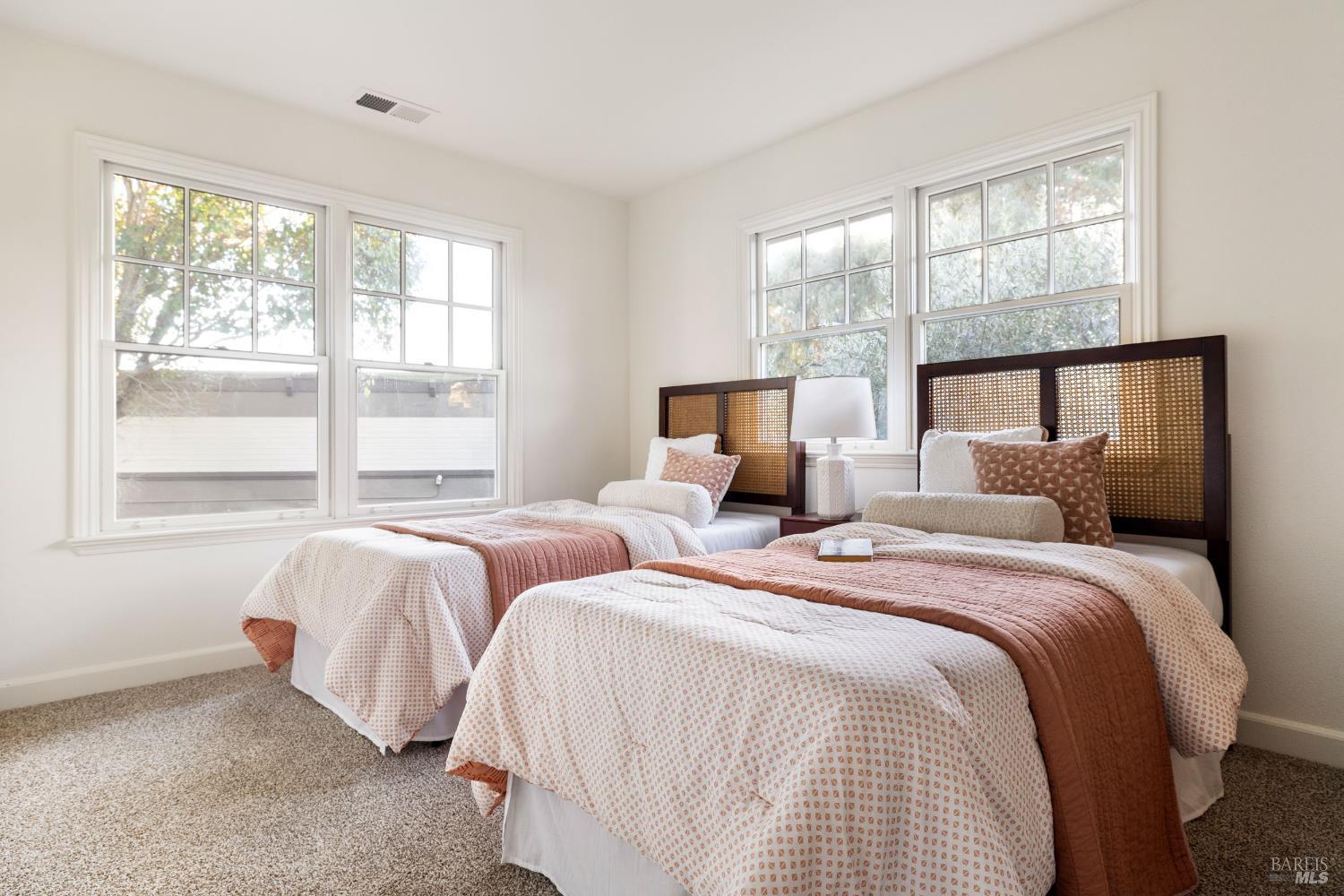 Detail Gallery Image 19 of 28 For 930 Martin Cir, Petaluma,  CA 94952 - 3 Beds | 2/1 Baths