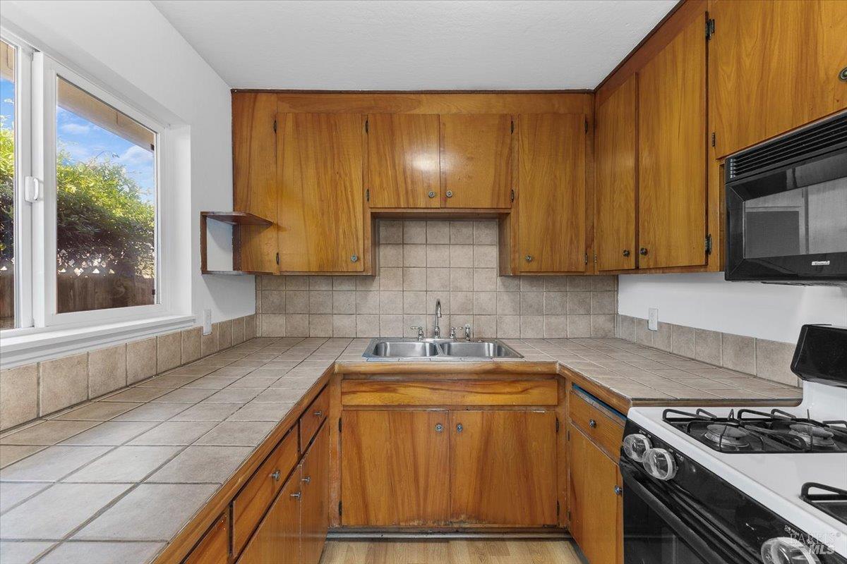 Detail Gallery Image 12 of 26 For 187 Pine Ave, Sonoma,  CA 95476 - 3 Beds | 1 Baths