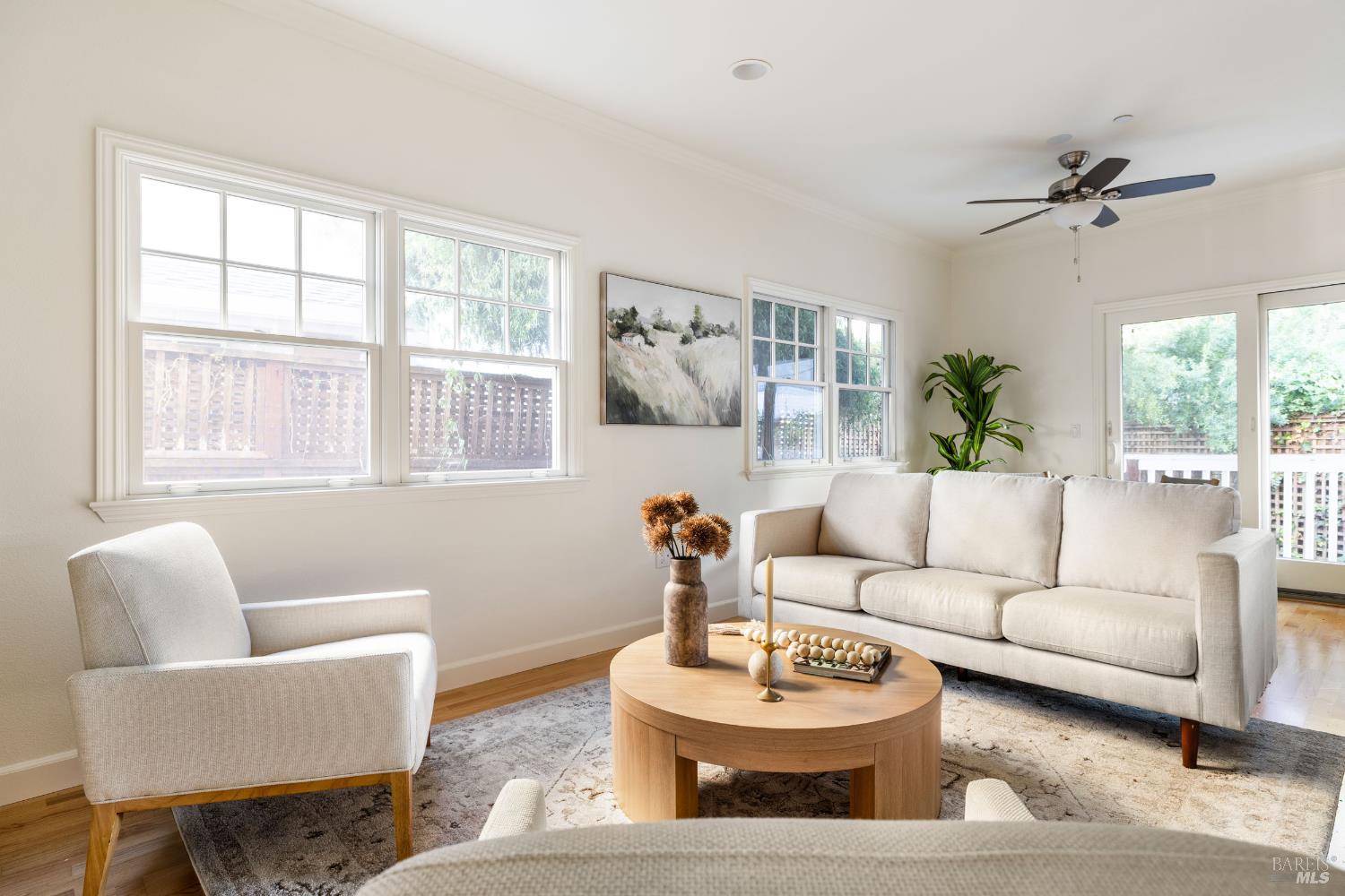 Detail Gallery Image 6 of 28 For 930 Martin Cir, Petaluma,  CA 94952 - 3 Beds | 2/1 Baths