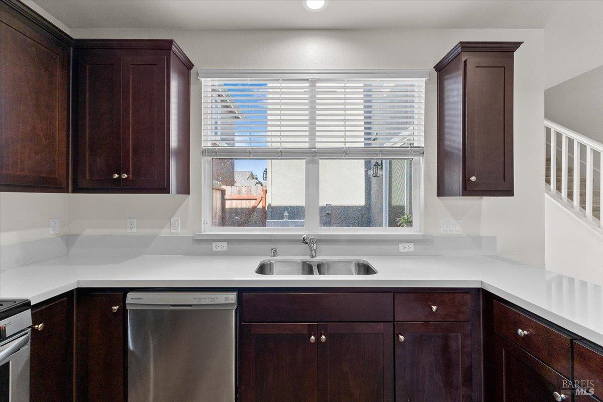 Detail Gallery Image 12 of 31 For 3669 Sebastopol Rd, Santa Rosa,  CA 95407 - 4 Beds | 2/1 Baths