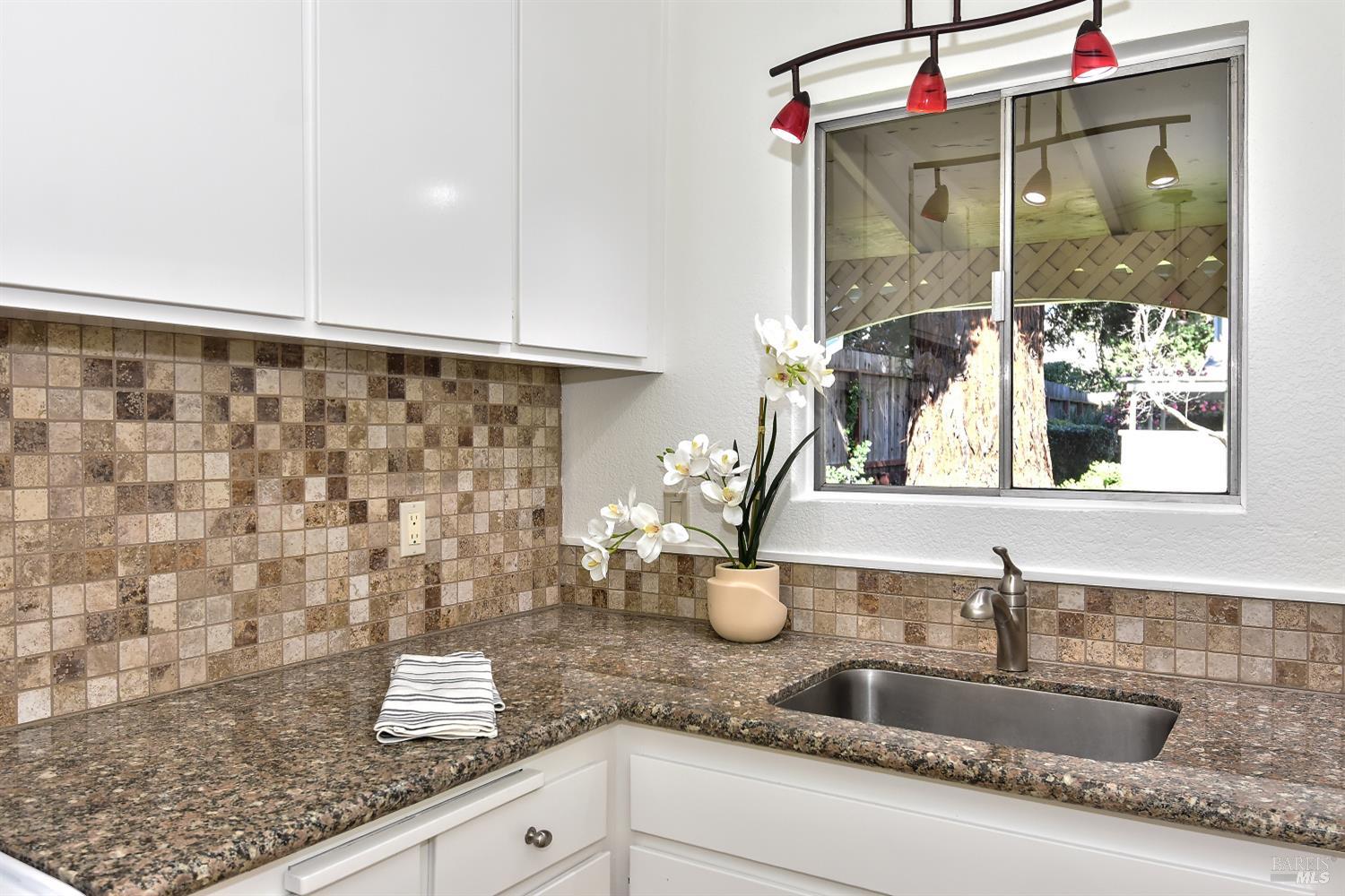 Detail Gallery Image 3 of 20 For 111 Acorn Dr, Petaluma,  CA 94952 - 1 Beds | 1 Baths