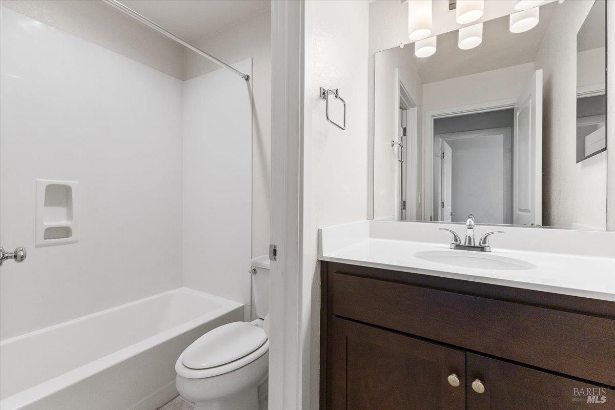 Detail Gallery Image 17 of 31 For 3669 Sebastopol Rd, Santa Rosa,  CA 95407 - 4 Beds | 2/1 Baths