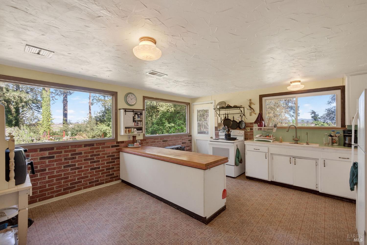 Detail Gallery Image 10 of 50 For 1450 Timberhill Rd, Santa Rosa,  CA 95401 - 6 Beds | 4 Baths