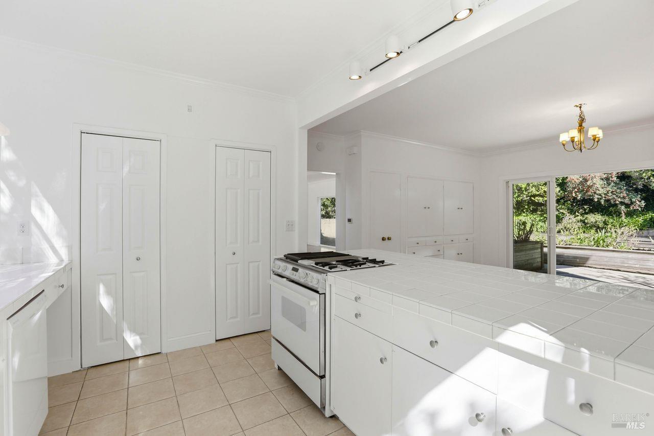 Detail Gallery Image 12 of 53 For 214 Poplar Dr, Kentfield,  CA 94904 - 4 Beds | 2/1 Baths