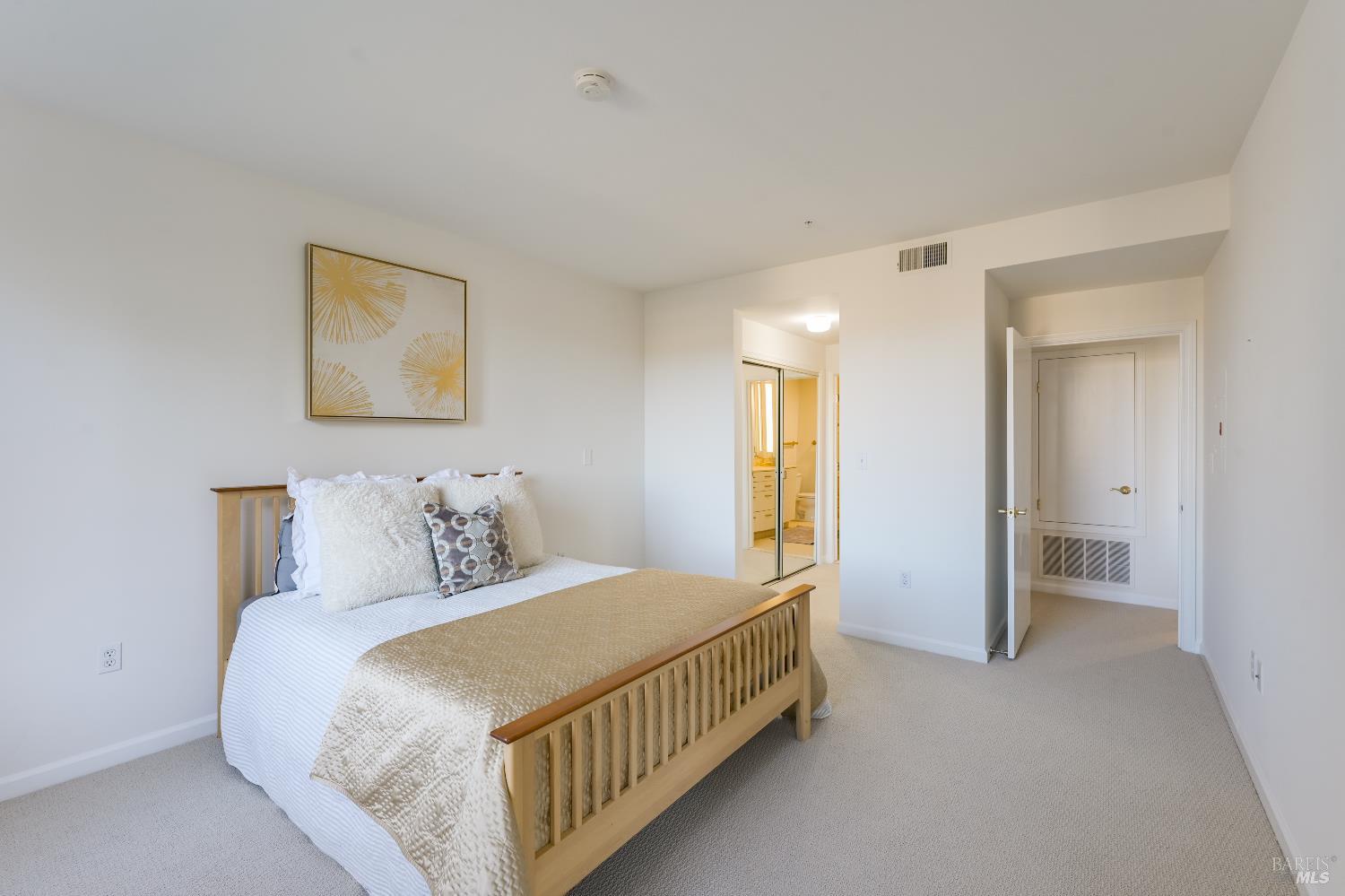 Detail Gallery Image 6 of 18 For 400 Deer Valley Rd 3d,  San Rafael,  CA 94903 - 1 Beds | 1/1 Baths