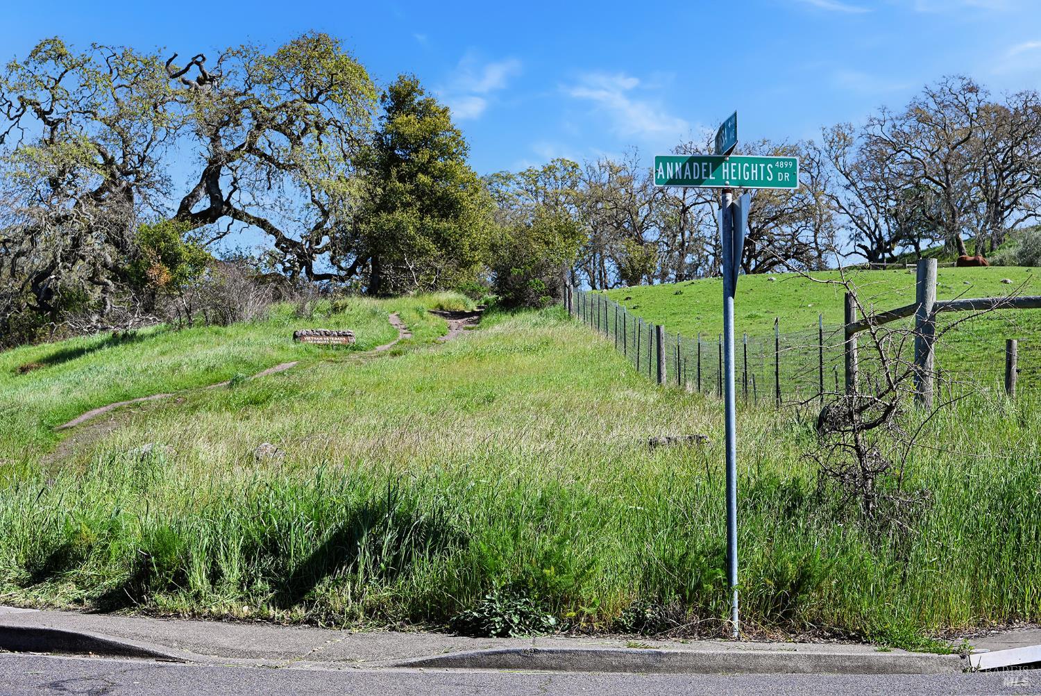 Detail Gallery Image 2 of 57 For 2866 Dusty Stone Ct, Santa Rosa,  CA 95405 - 3 Beds | 2/1 Baths