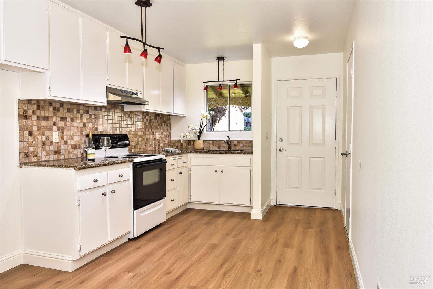 Detail Gallery Image 4 of 20 For 111 Acorn Dr, Petaluma,  CA 94952 - 1 Beds | 1 Baths