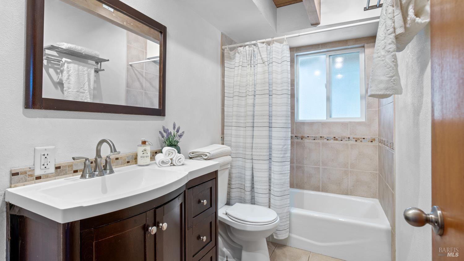 Detail Gallery Image 21 of 58 For 19383 Stonegate Rd, Hidden Valley Lake,  CA 95467 - 4 Beds | 3 Baths