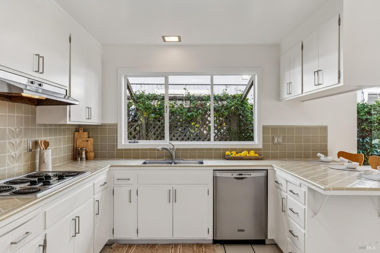 Detail Gallery Image 12 of 45 For 266 Riviera Dr, San Rafael,  CA 94901 - 4 Beds | 2 Baths