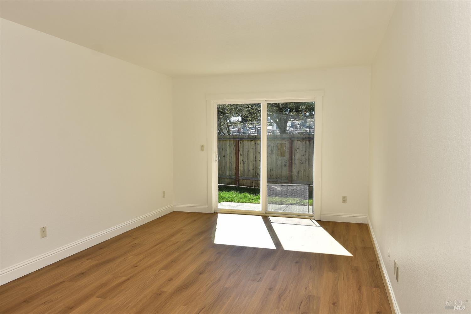 Detail Gallery Image 9 of 20 For 111 Acorn Dr, Petaluma,  CA 94952 - 1 Beds | 1 Baths