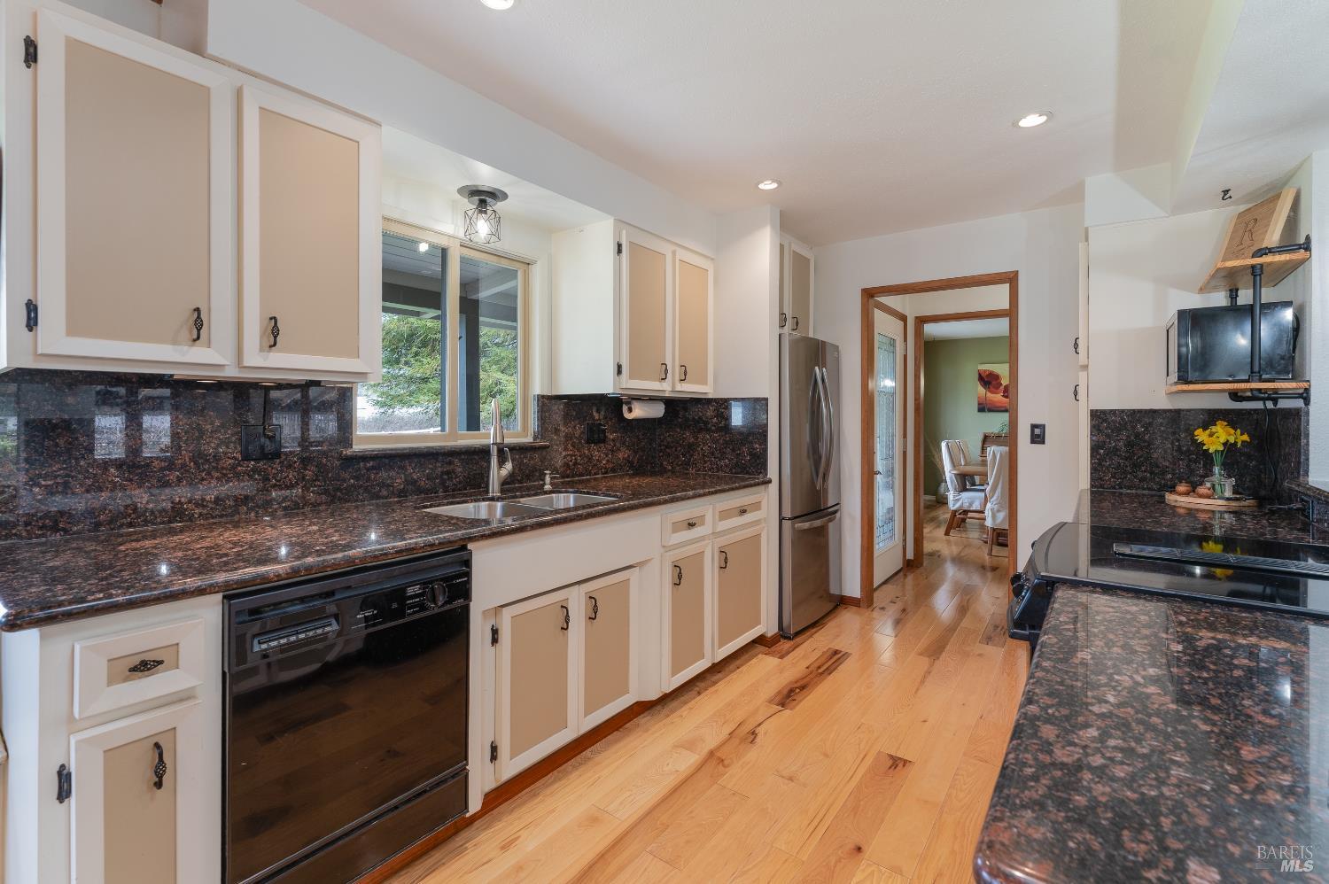 Detail Gallery Image 10 of 40 For 10450 Main St, Potter Valley,  CA 95469 - 4 Beds | 2 Baths