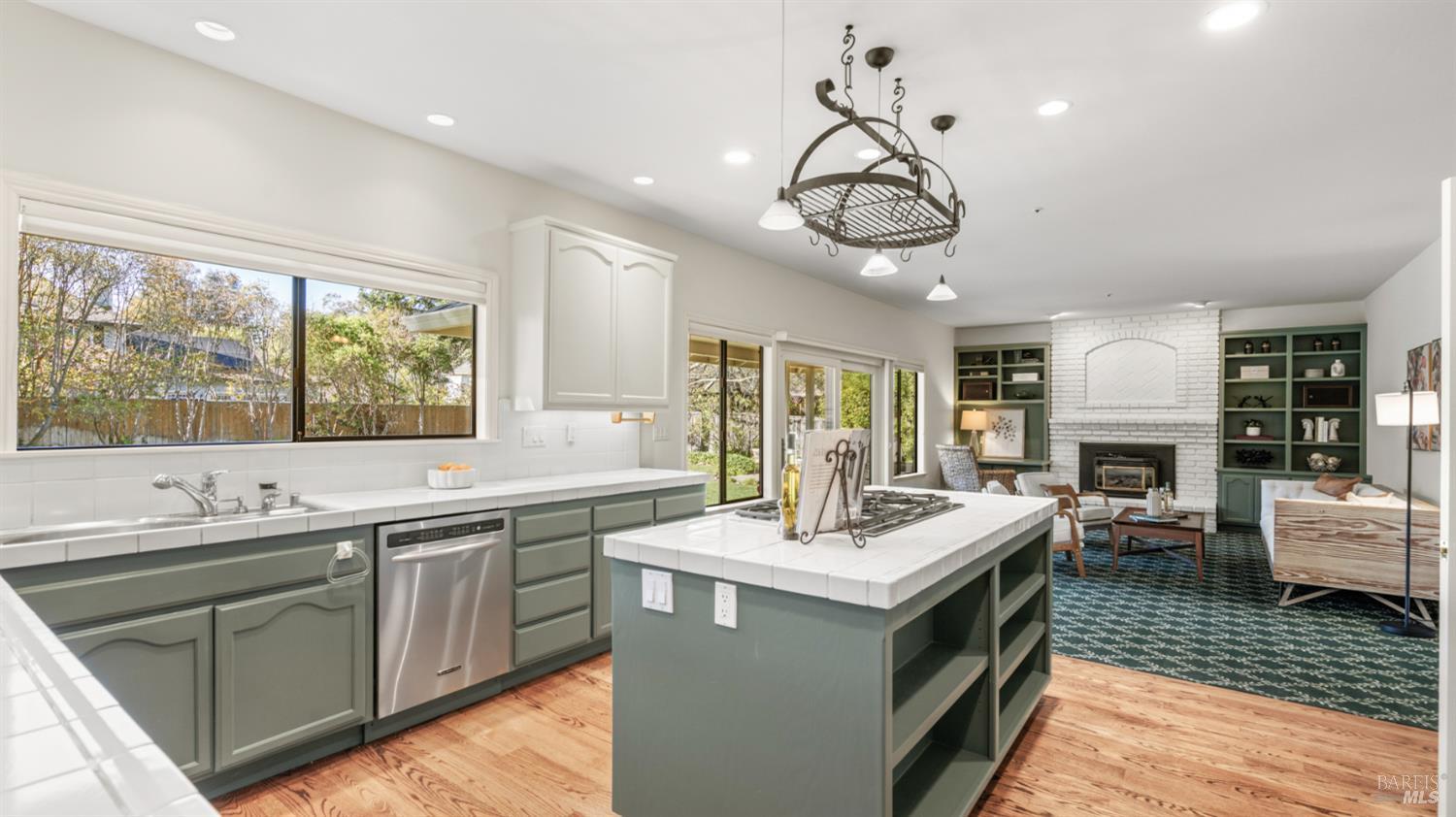 Detail Gallery Image 14 of 49 For 11 Saddlebrook Ct, Novato,  CA 94947 - 4 Beds | 4 Baths