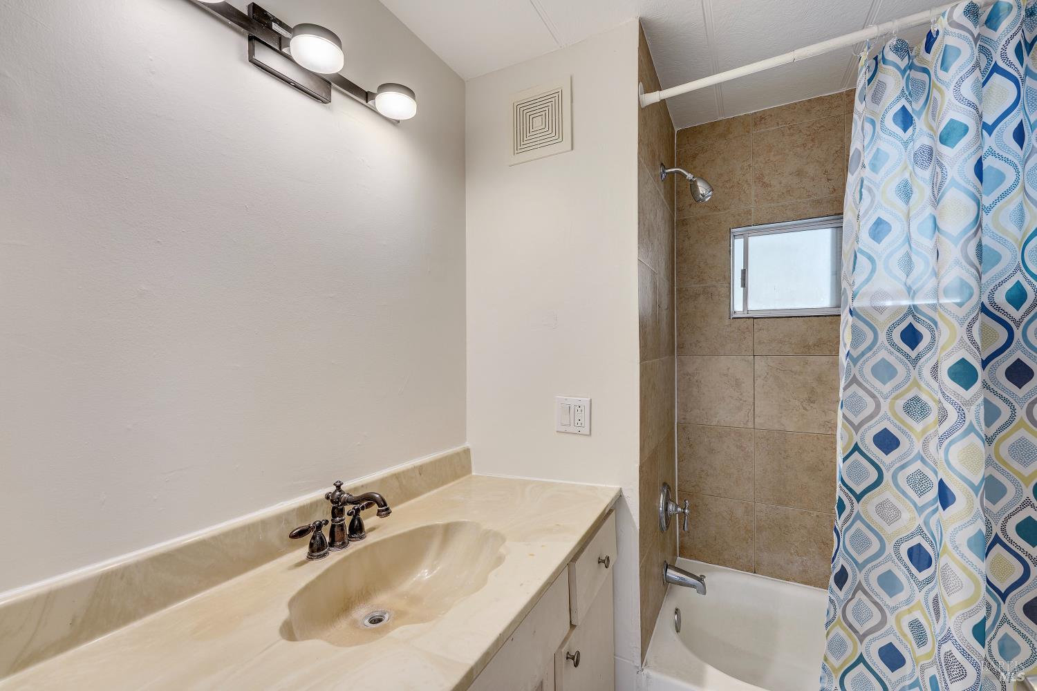 Detail Gallery Image 9 of 10 For 252 Pear Ln, Santa Rosa,  CA 95407 - 2 Beds | 1 Baths