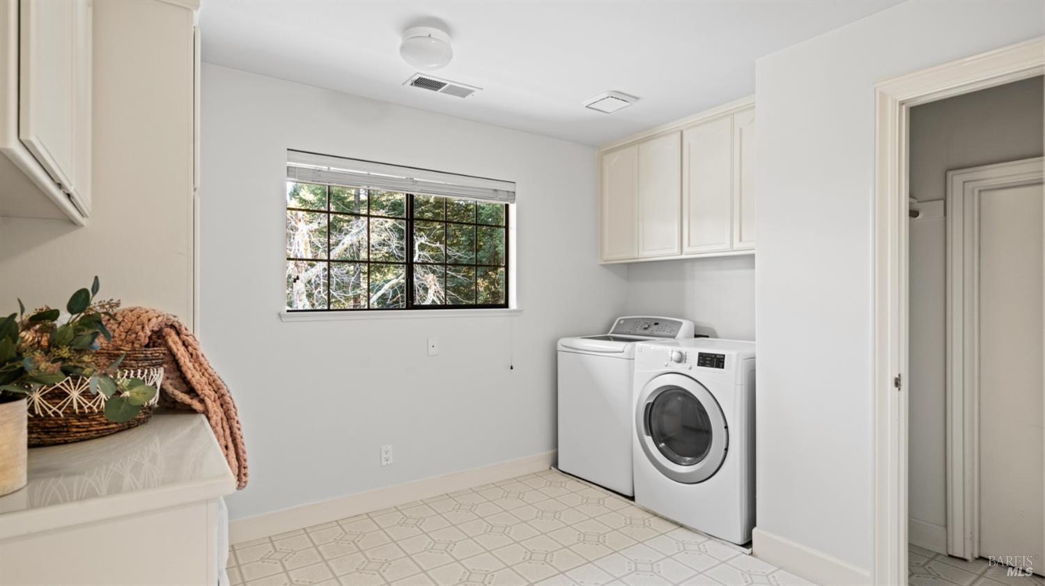 Detail Gallery Image 20 of 49 For 11 Saddlebrook Ct, Novato,  CA 94947 - 4 Beds | 4 Baths