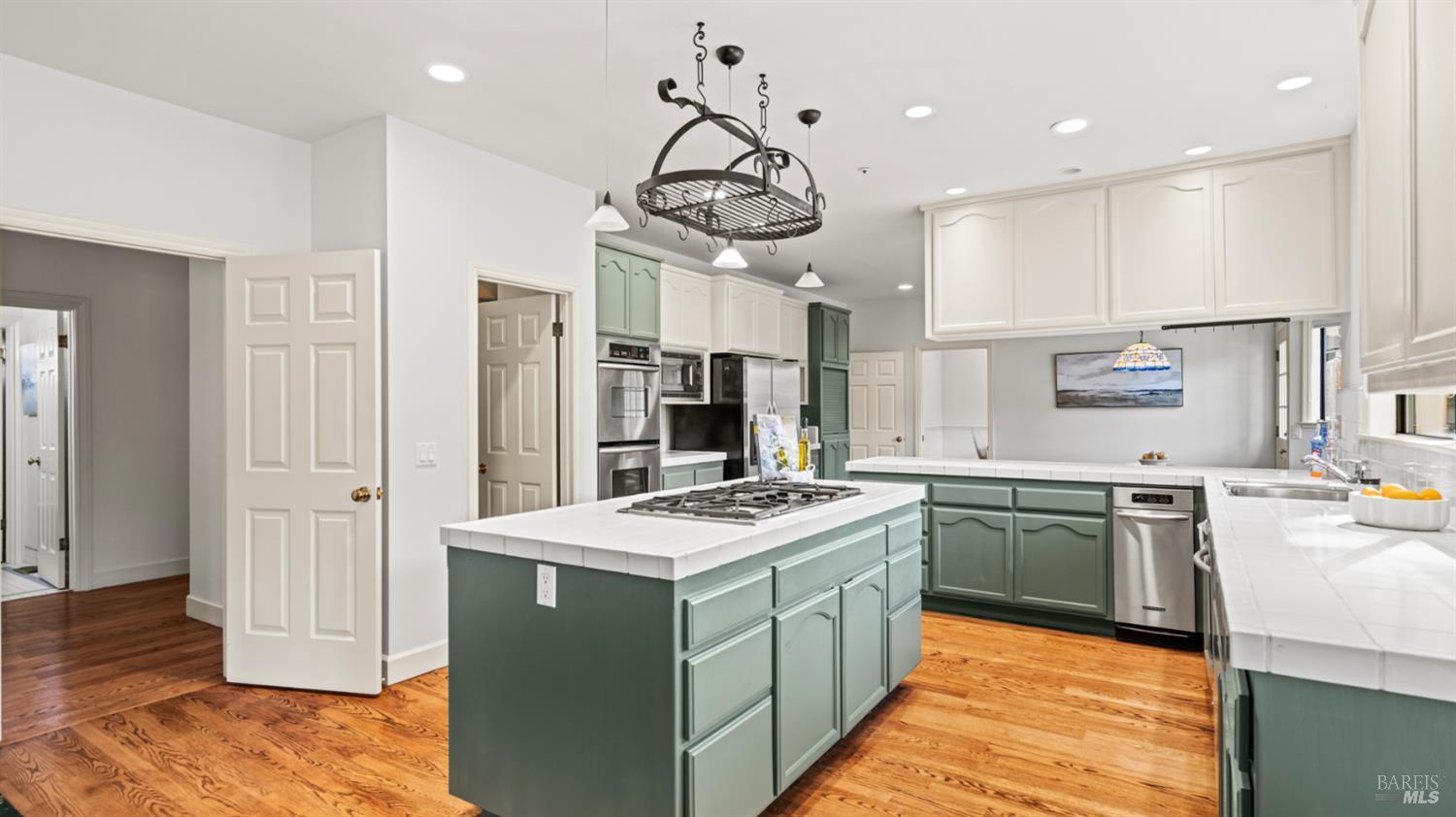 Detail Gallery Image 15 of 49 For 11 Saddlebrook Ct, Novato,  CA 94947 - 4 Beds | 4 Baths