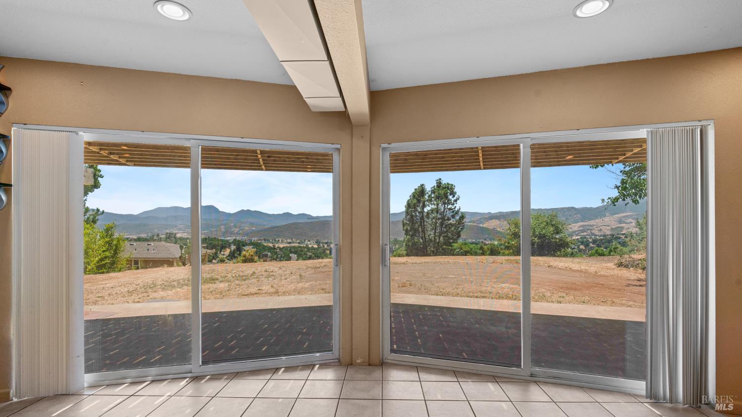 Detail Gallery Image 33 of 58 For 19383 Stonegate Rd, Hidden Valley Lake,  CA 95467 - 4 Beds | 3 Baths