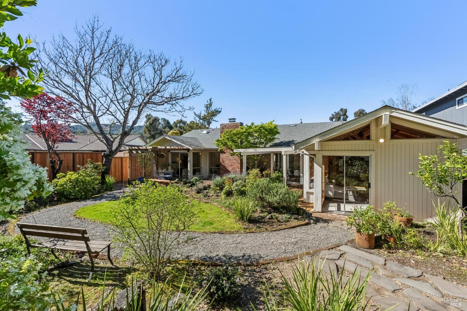 Detail Gallery Image 2 of 45 For 266 Riviera Dr, San Rafael,  CA 94901 - 4 Beds | 2 Baths