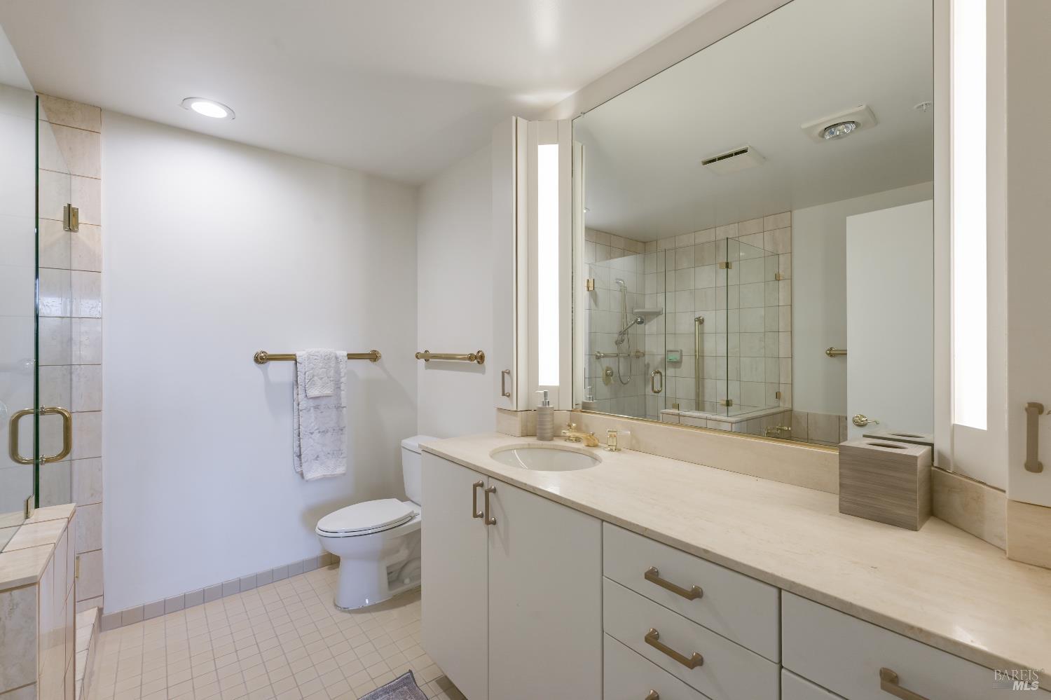 Detail Gallery Image 7 of 18 For 400 Deer Valley Rd 3d,  San Rafael,  CA 94903 - 1 Beds | 1/1 Baths