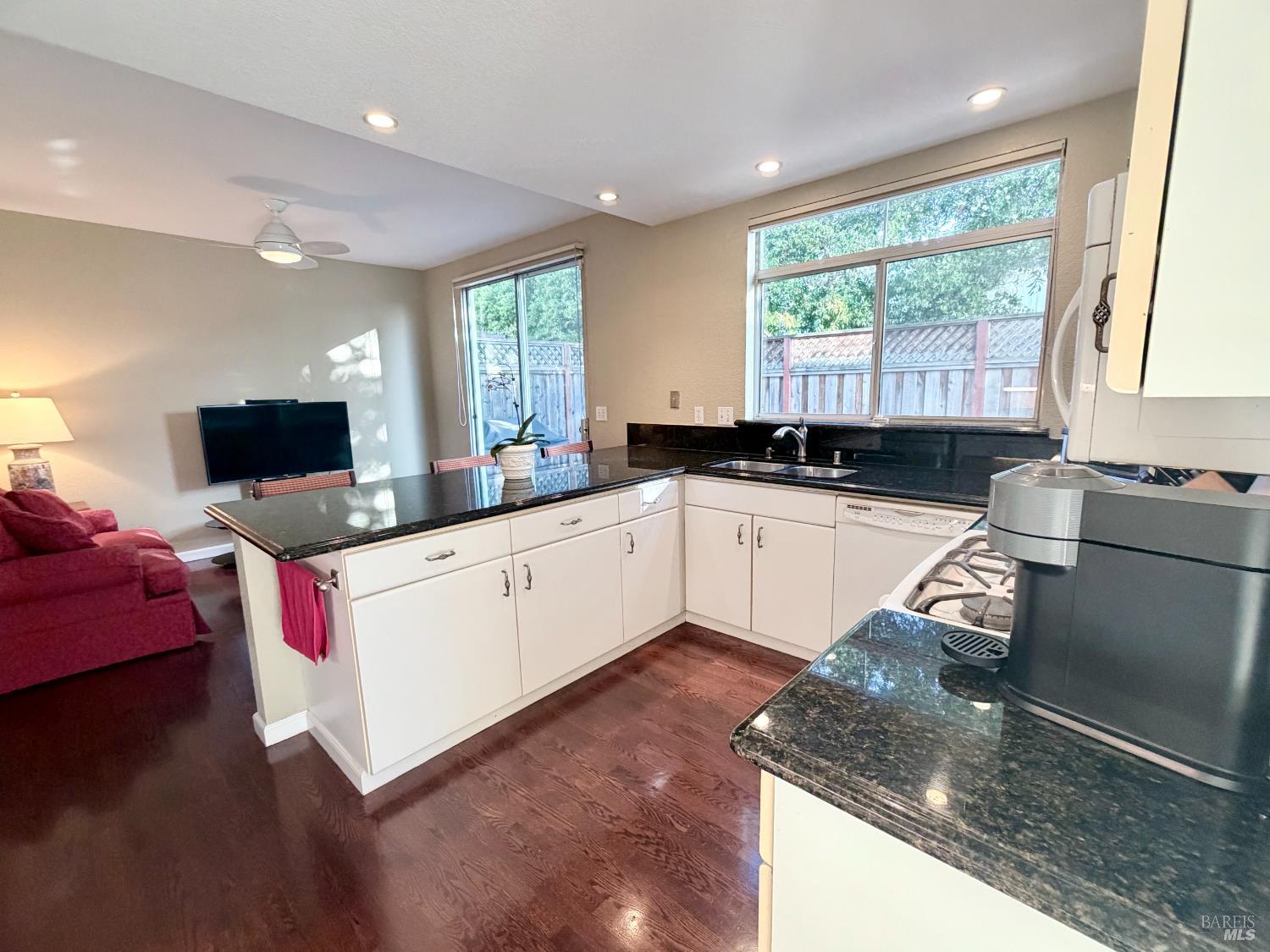 Detail Gallery Image 6 of 23 For 13 Heron Ct, San Rafael,  CA 94901 - 3 Beds | 2/1 Baths