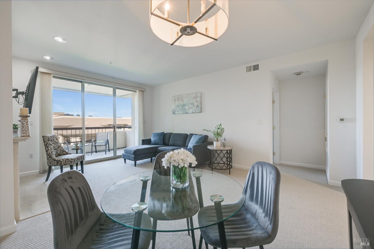 Detail Gallery Image 2 of 18 For 400 Deer Valley Rd 3d,  San Rafael,  CA 94903 - 1 Beds | 1/1 Baths