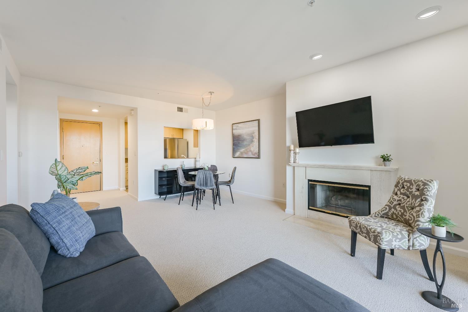 Detail Gallery Image 4 of 18 For 400 Deer Valley Rd 3d,  San Rafael,  CA 94903 - 1 Beds | 1/1 Baths