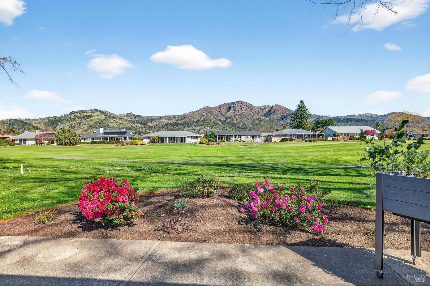 Detail Gallery Image 3 of 65 For 333 Golf Ct, Santa Rosa,  CA 95409 - 3 Beds | 2 Baths