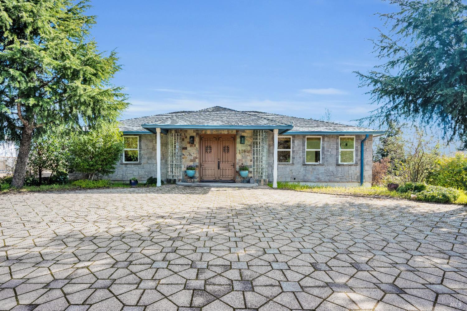 Detail Gallery Image 3 of 47 For 1051 S Main St, Willits,  CA 95490 - 3 Beds | 4 Baths