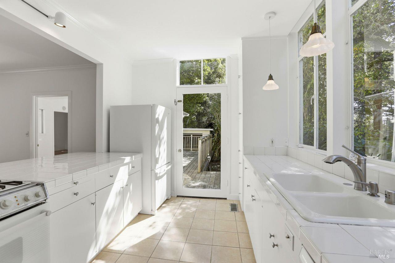 Detail Gallery Image 10 of 53 For 214 Poplar Dr, Kentfield,  CA 94904 - 4 Beds | 2/1 Baths