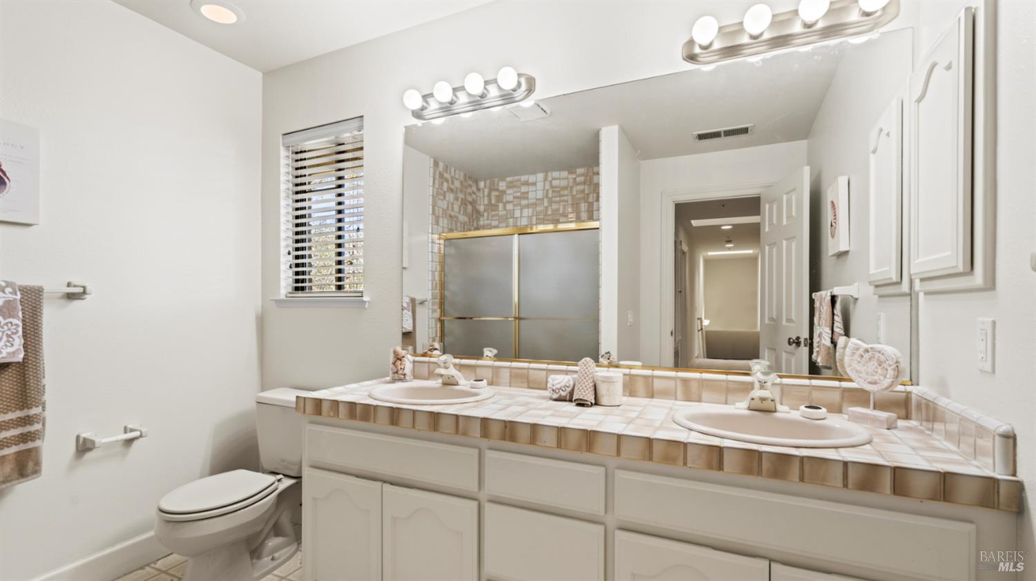 Detail Gallery Image 23 of 49 For 11 Saddlebrook Ct, Novato,  CA 94947 - 4 Beds | 4 Baths