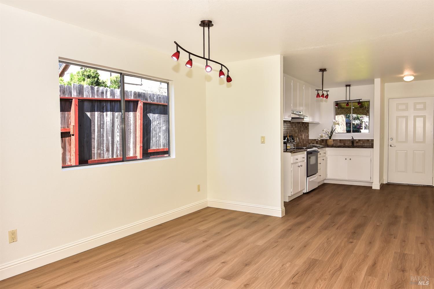 Detail Gallery Image 6 of 20 For 111 Acorn Dr, Petaluma,  CA 94952 - 1 Beds | 1 Baths