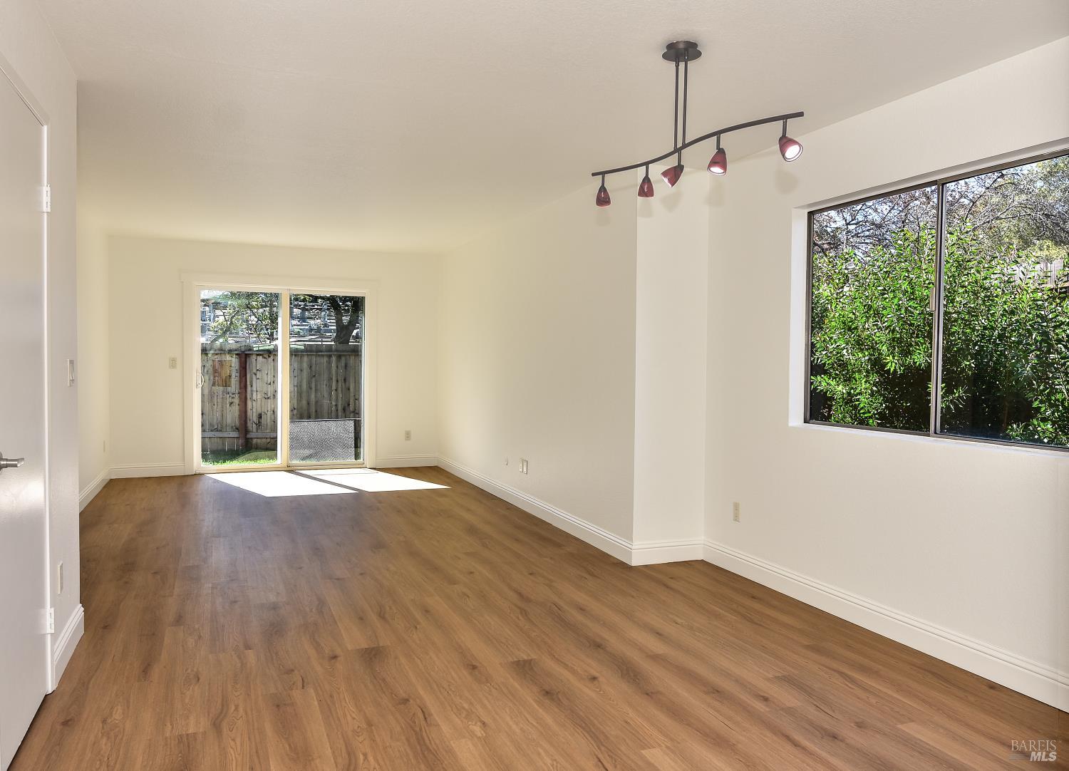 Detail Gallery Image 10 of 20 For 111 Acorn Dr, Petaluma,  CA 94952 - 1 Beds | 1 Baths