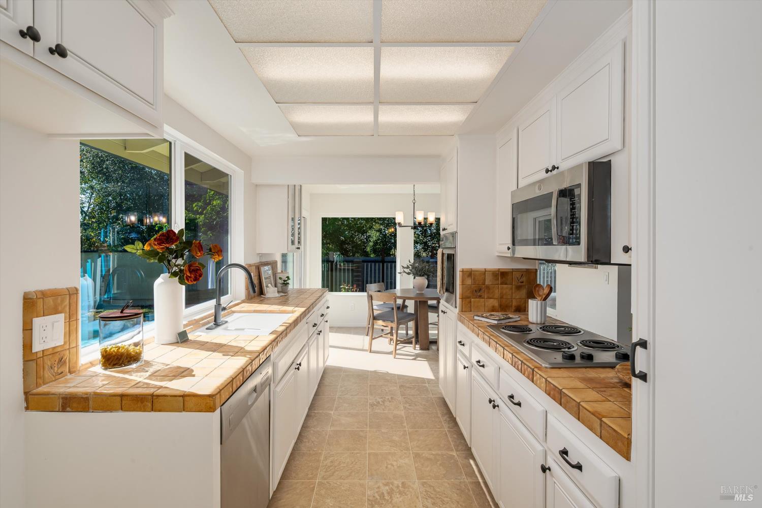 Detail Gallery Image 11 of 37 For 2625 Hidden Valley Dr, Santa Rosa,  CA 95404 - 4 Beds | 2/1 Baths