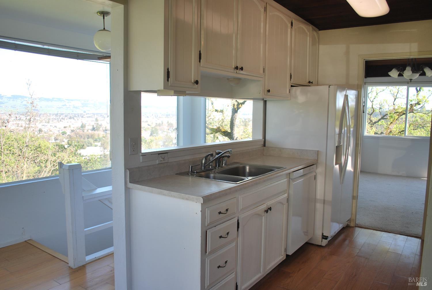 Detail Gallery Image 14 of 39 For 24 La Cresta Dr, Petaluma,  CA 94952 - 3 Beds | 2 Baths