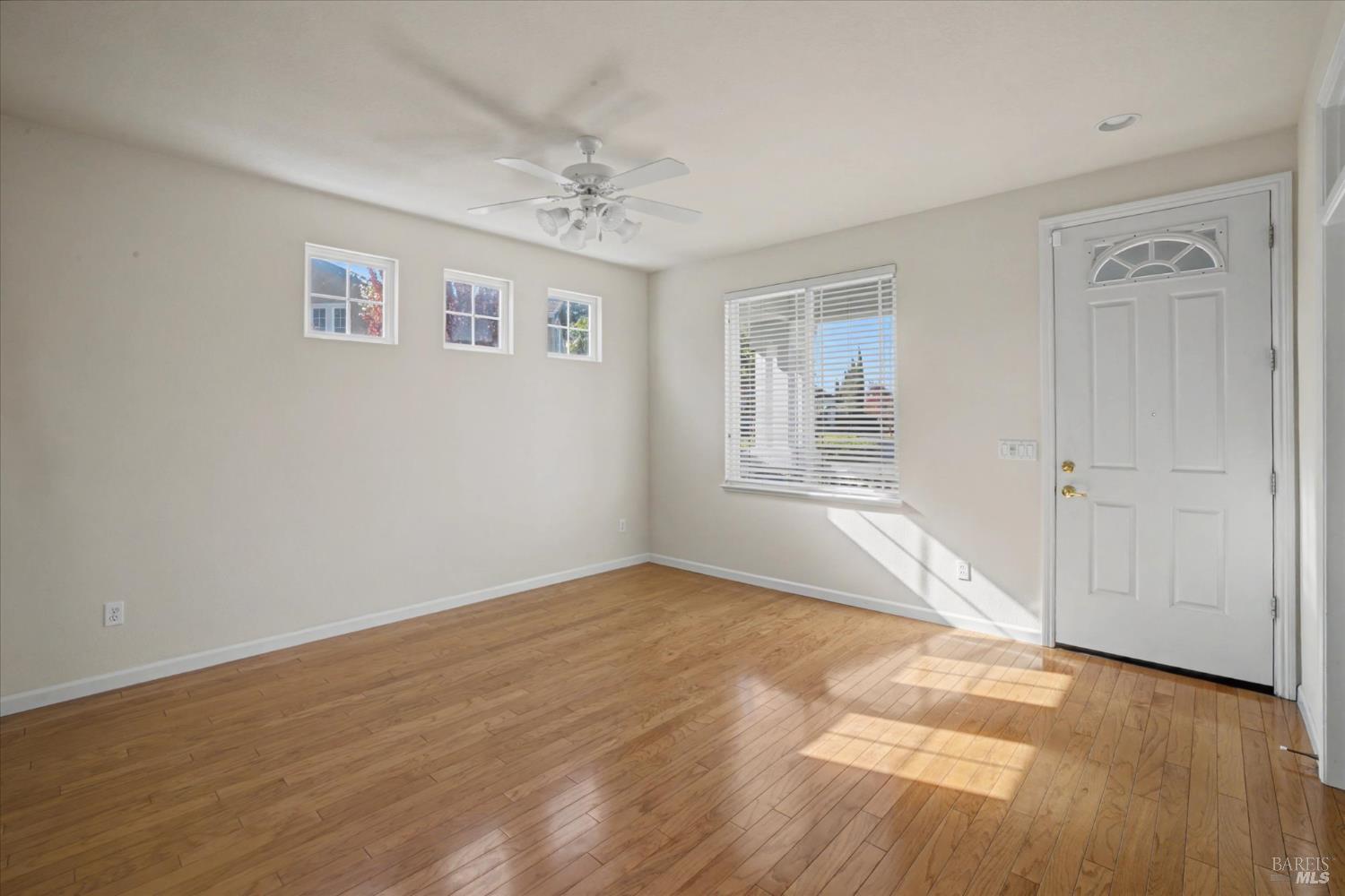 Detail Gallery Image 11 of 85 For 5862 Cabernet Dr, Vallejo,  CA 94591 - 3 Beds | 3 Baths