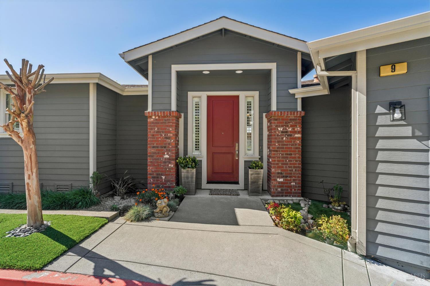 Detail Gallery Image 10 of 67 For 9 Edgehill Way, San Rafael,  CA 94903 - 3 Beds | 3 Baths