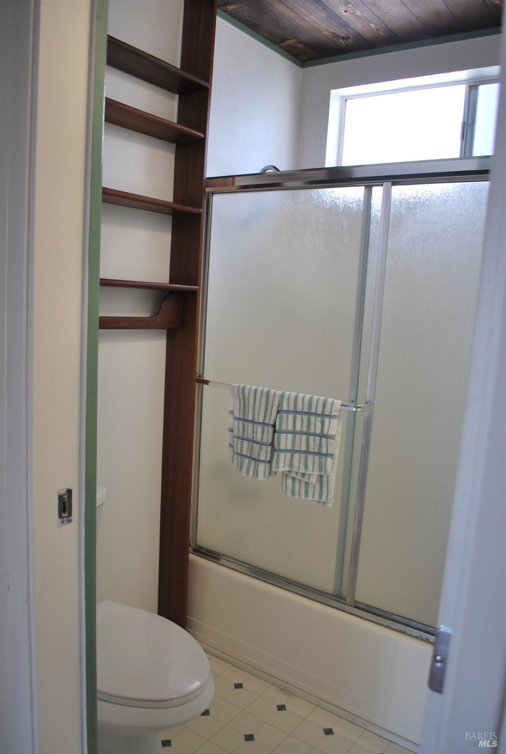 Detail Gallery Image 22 of 39 For 24 La Cresta Dr, Petaluma,  CA 94952 - 3 Beds | 2 Baths