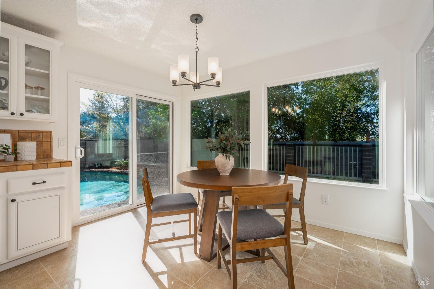 Detail Gallery Image 15 of 37 For 2625 Hidden Valley Dr, Santa Rosa,  CA 95404 - 4 Beds | 2/1 Baths