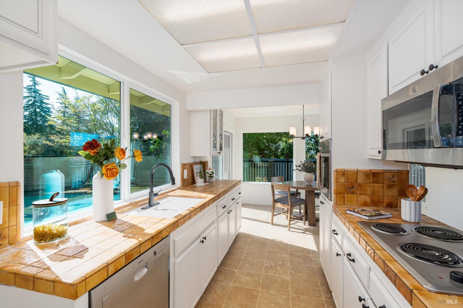 Detail Gallery Image 13 of 37 For 2625 Hidden Valley Dr, Santa Rosa,  CA 95404 - 4 Beds | 2/1 Baths