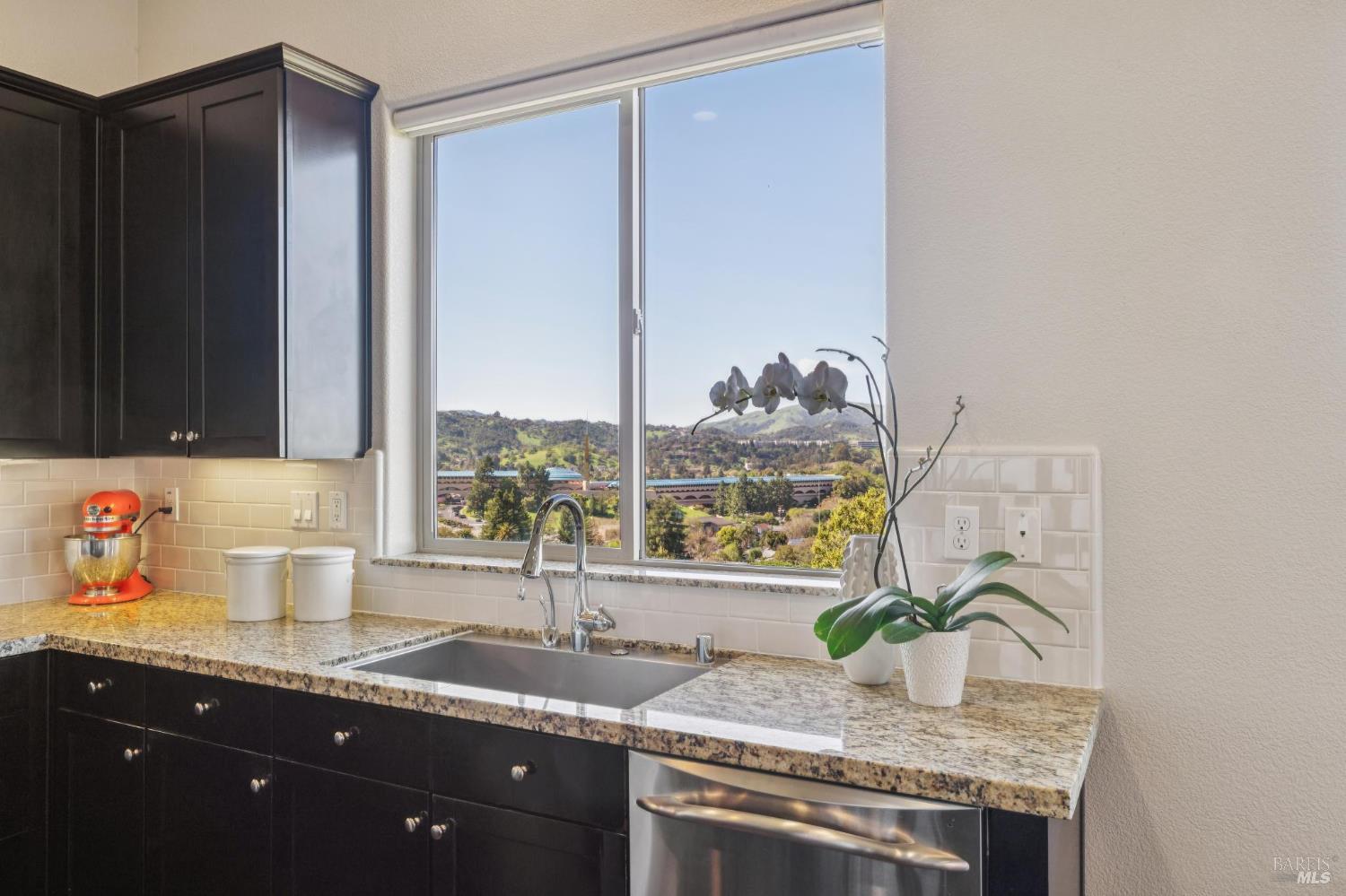 Detail Gallery Image 30 of 67 For 9 Edgehill Way, San Rafael,  CA 94903 - 3 Beds | 3 Baths