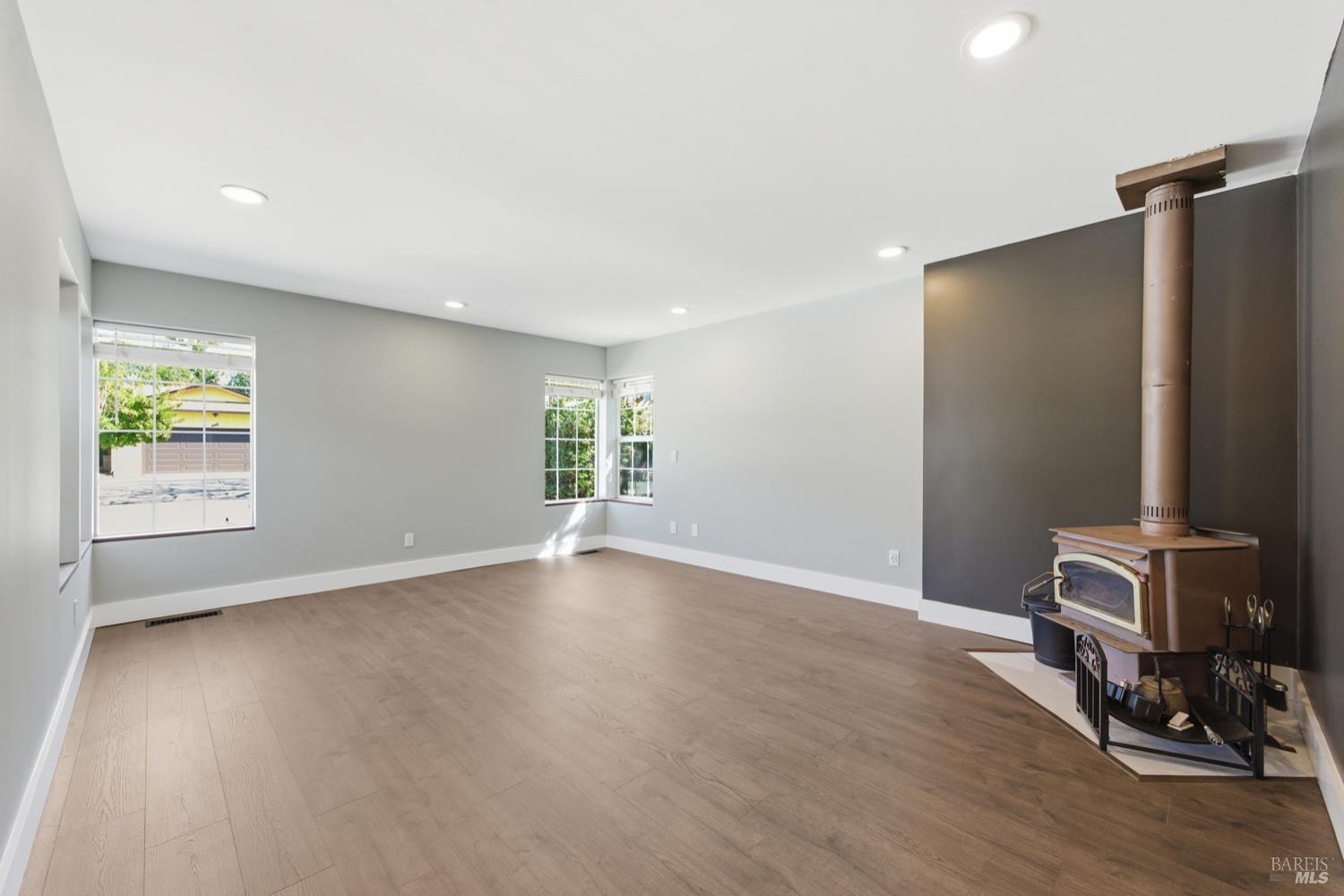 Detail Gallery Image 5 of 33 For 341 La Crosse Ave, Santa Rosa,  CA 95409 - 3 Beds | 2 Baths