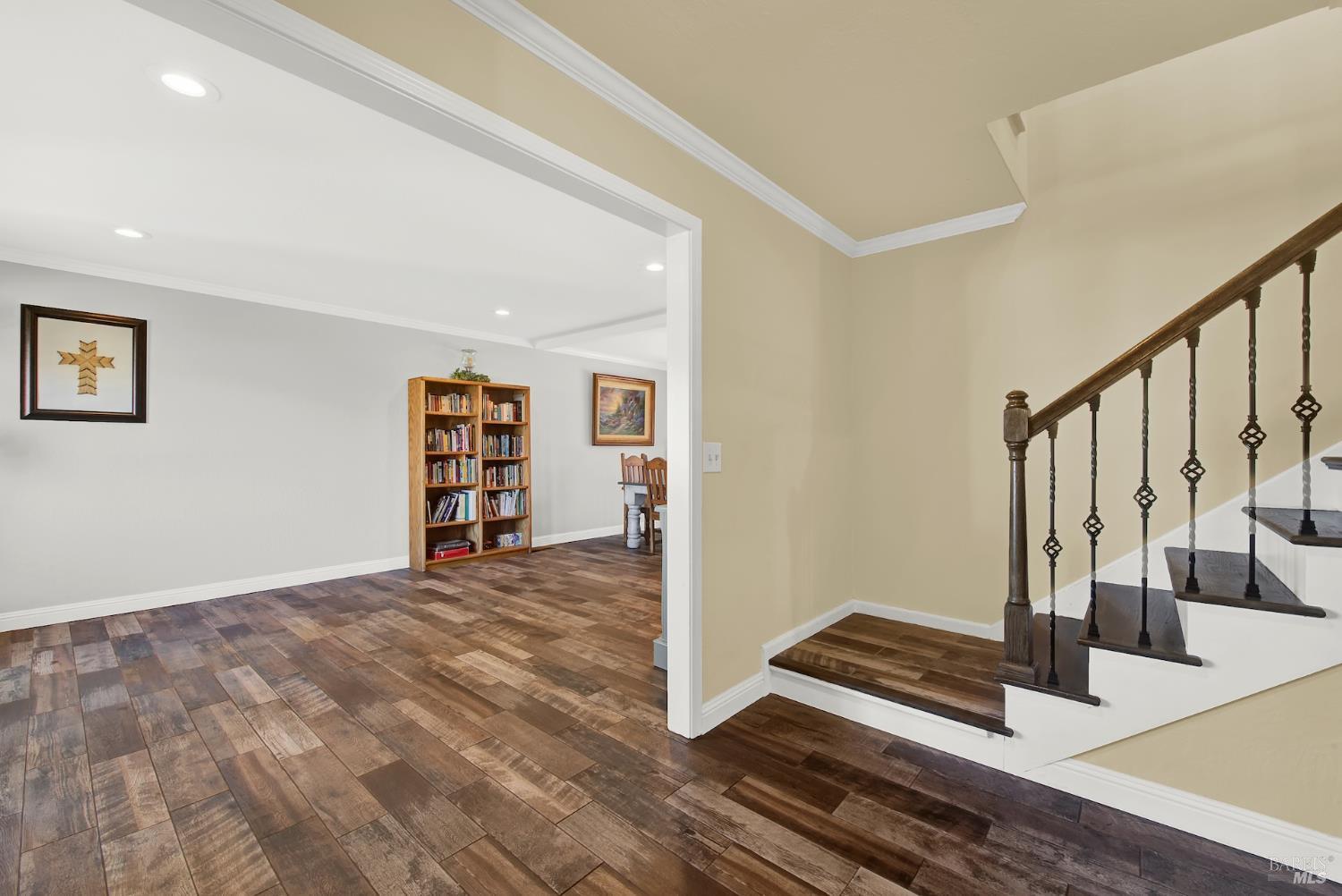 Detail Gallery Image 6 of 77 For 116 Alturas Ct, Vacaville,  CA 95688 - 5 Beds | 2/1 Baths