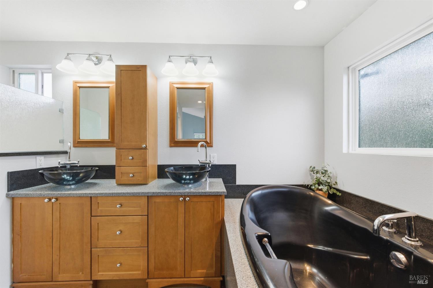 Detail Gallery Image 8 of 53 For 28 Winestone Ct, Napa,  CA 94558 - 4 Beds | 3 Baths