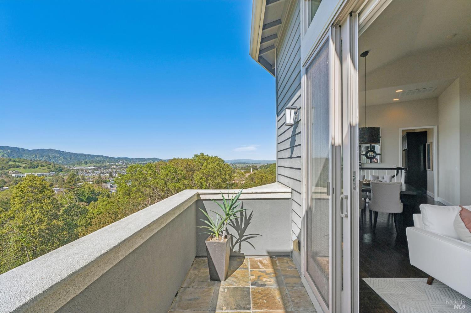 Detail Gallery Image 17 of 67 For 9 Edgehill Way, San Rafael,  CA 94903 - 3 Beds | 3 Baths