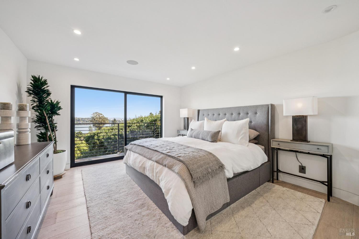 Detail Gallery Image 28 of 54 For 18 Laurel Ln, Sausalito,  CA 94965 - 4 Beds | 3/1 Baths