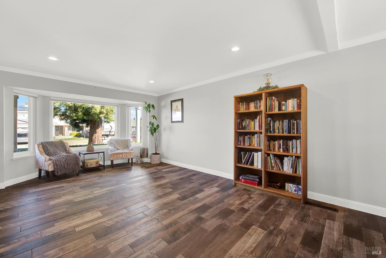 Detail Gallery Image 9 of 77 For 116 Alturas Ct, Vacaville,  CA 95688 - 5 Beds | 2/1 Baths