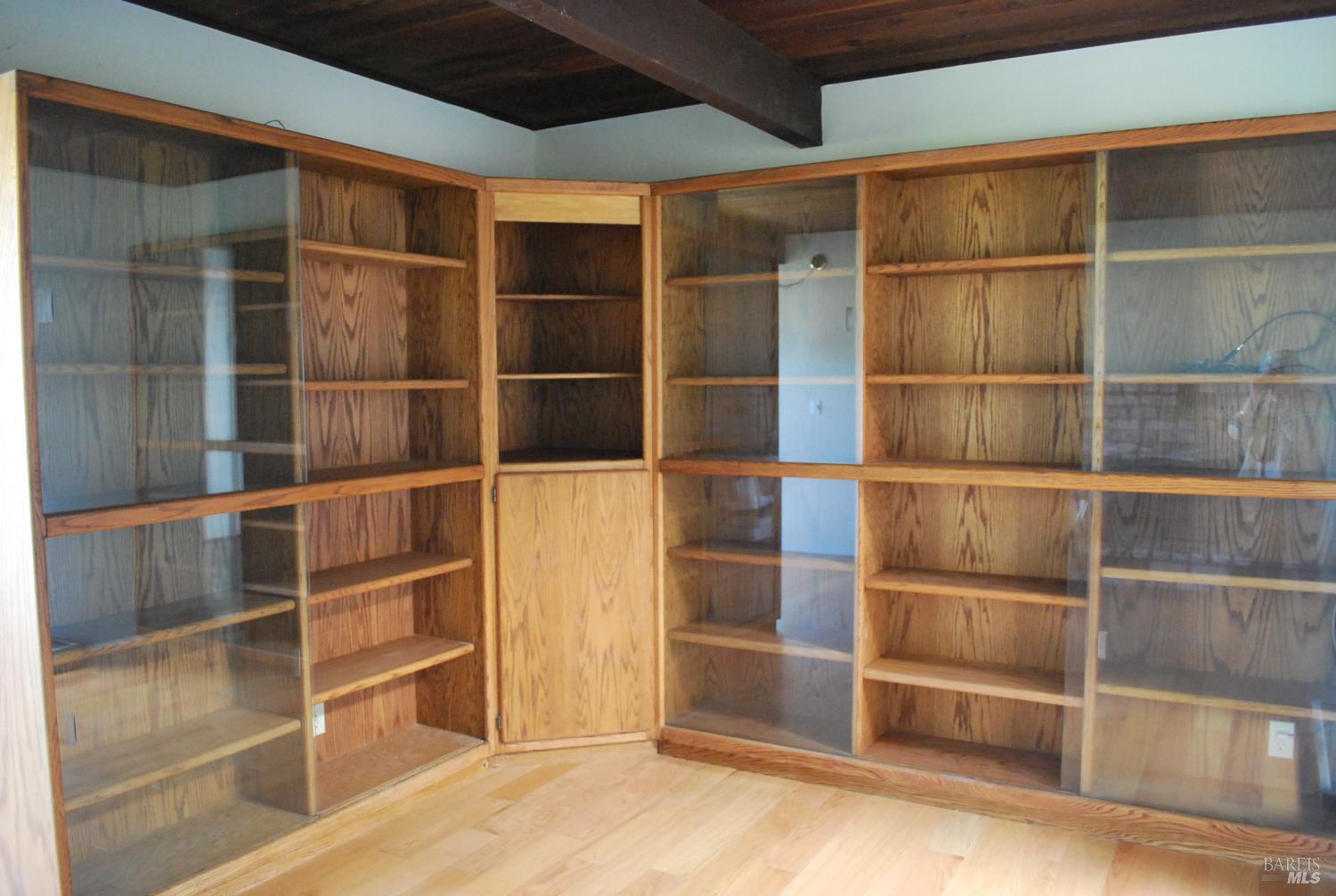 Detail Gallery Image 11 of 39 For 24 La Cresta Dr, Petaluma,  CA 94952 - 3 Beds | 2 Baths