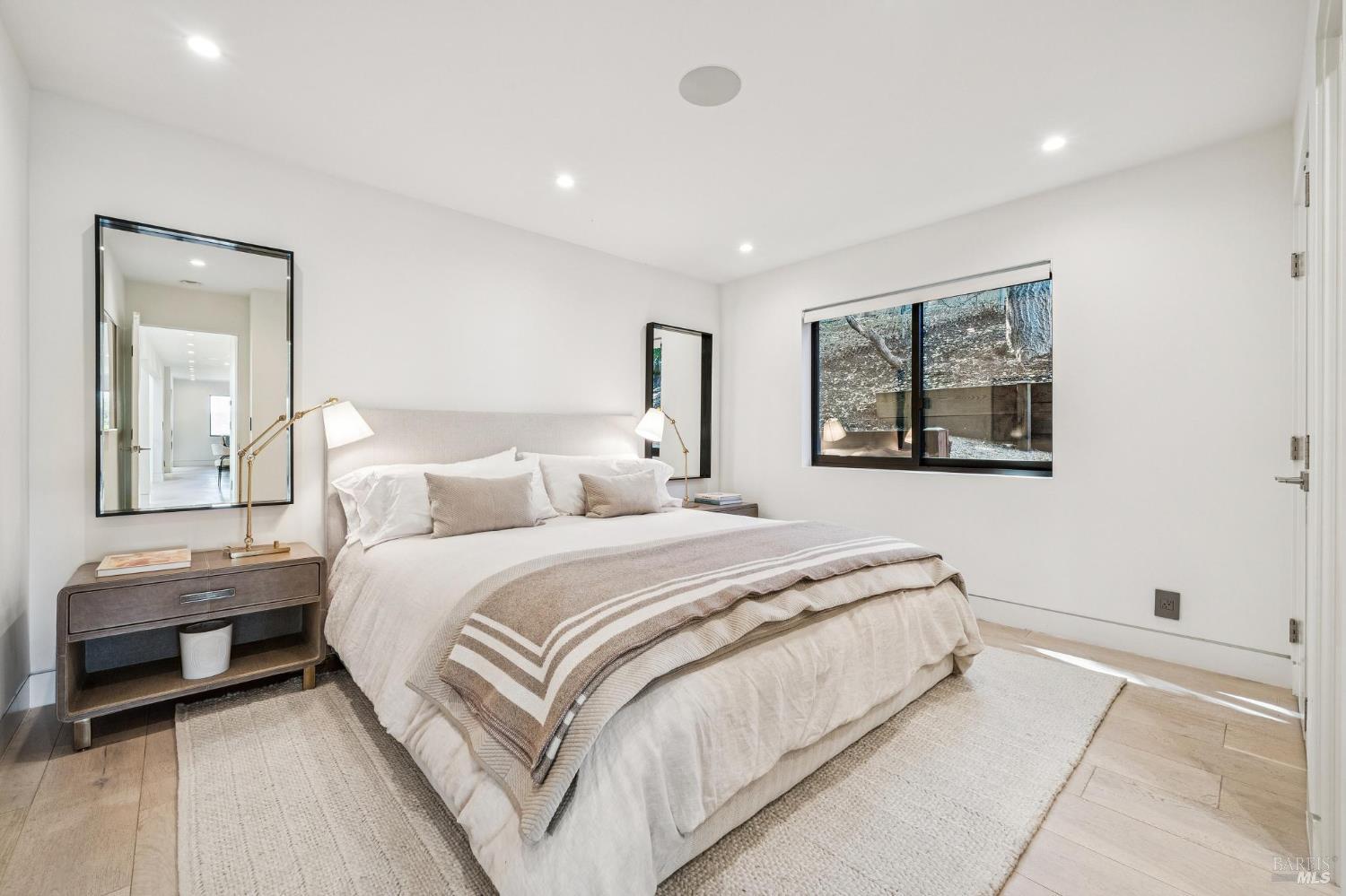 Detail Gallery Image 22 of 54 For 18 Laurel Ln, Sausalito,  CA 94965 - 4 Beds | 3/1 Baths